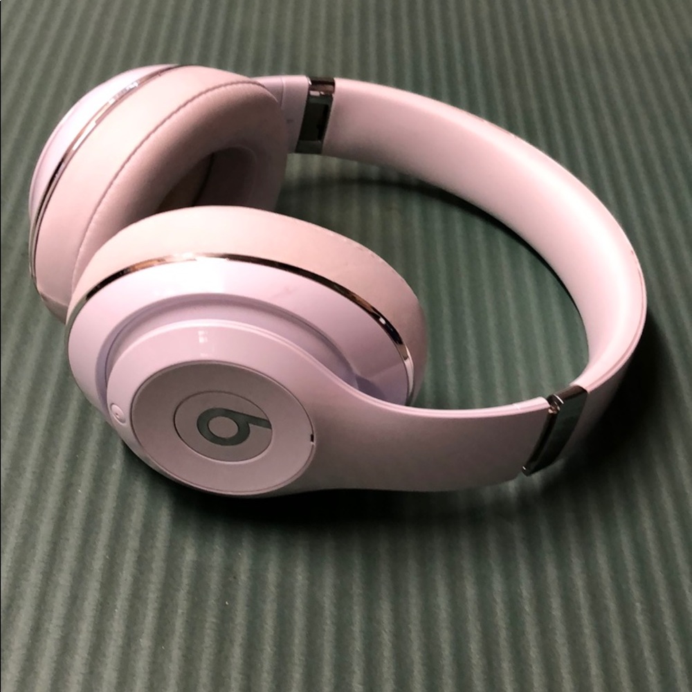 White beats - Picture 2 of 3